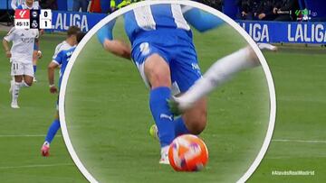 La entrada de Kylian Mbappé a Antonio Blanco en el minuto 38 por la que Mbappé fue expulsado en el Alavés-Real Madrid de la jornada 31 de LaLiga EA Sports.